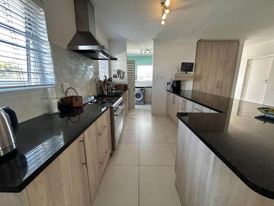 To Let 4 Bedroom Property for Rent in Sunningdale Western Cape